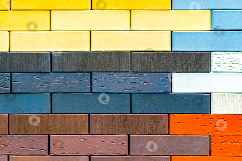 Скачать Цветная кирпичная стена, сложенная из разноцветных кирпичей. Предыстория продажи на строительном рынке. фотосток Ozero
