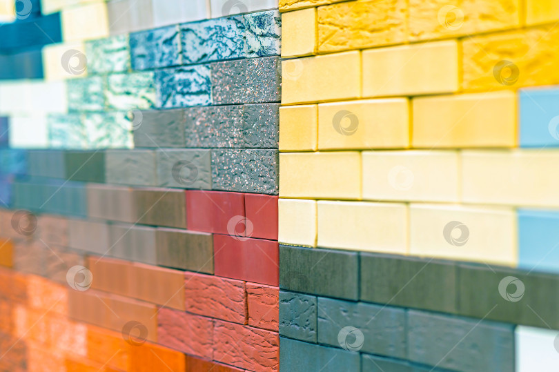 Скачать Цветная кирпичная стена, выполненная из разноцветных кирпичей в выборочном фокусе. Современный строительный фон. фотосток Ozero