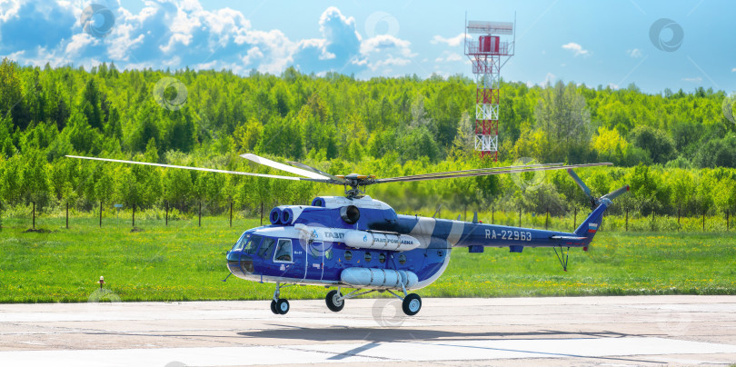 Скачать Вологда, Россия, 07 июня 2022 года. Пассажирский вертолет Ми-8 авиакомпании "Газпромавиа" взлетает со взлетно-посадочной полосы аэропорта. фотосток Ozero