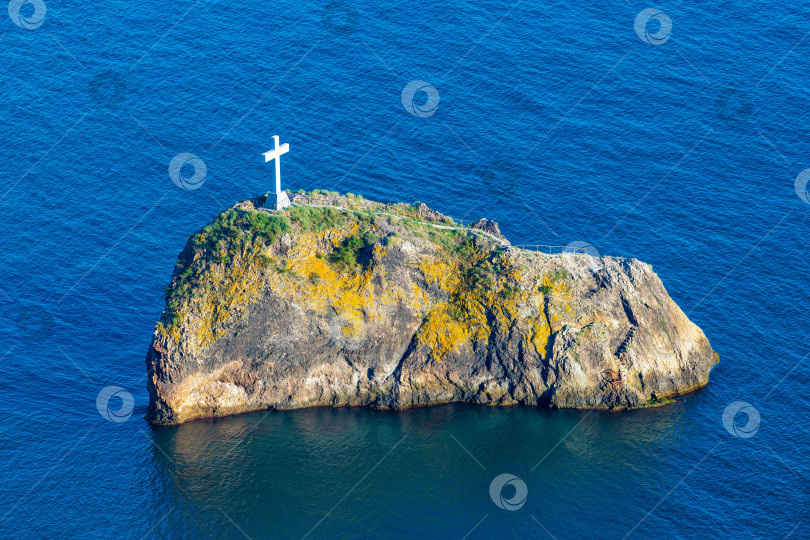 Скачать Скала Святого Георгия в море с крестом на мысе Фиолент, Крым. фотосток Ozero