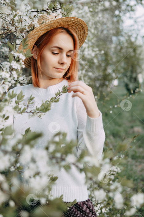 Скачать Портрет женщины в соломенной шляпке на фоне цветущей вишни. Бесплатный отдых на свежем воздухе, весенний цветущий сад. фотосток Ozero
