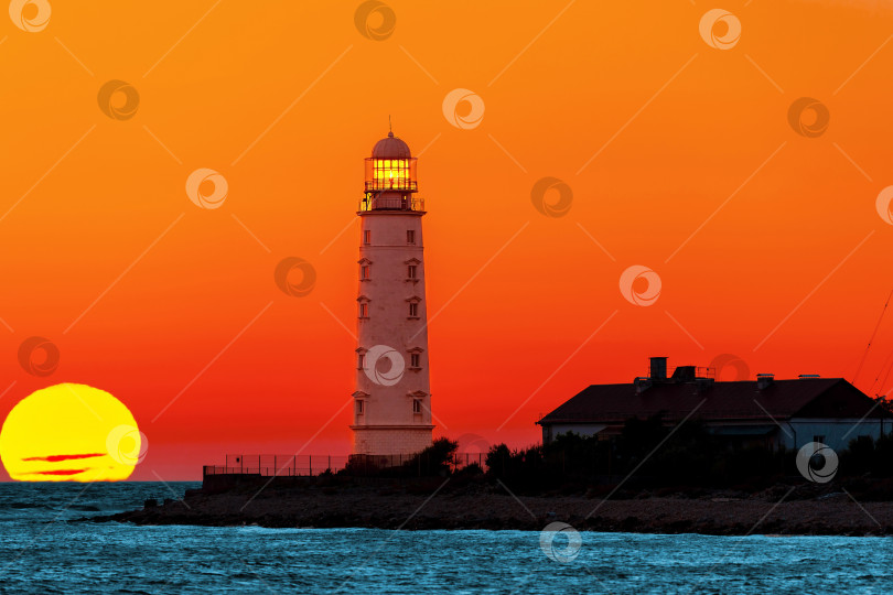 Скачать Херсонесский маяк в выборочном фокусе в Крыму, Севастополь на побережье Черного моря на мысе Тарханкут, красивый прибрежный пейзаж, вечерний морской закат фотосток Ozero