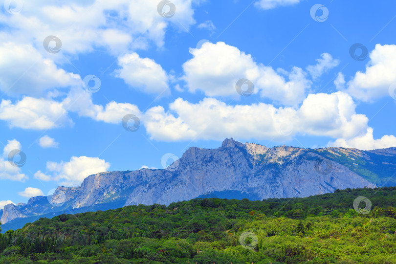 Скачать Отроги скалистой горы Ай-Петри на фоне облачного неба. фотосток Ozero
