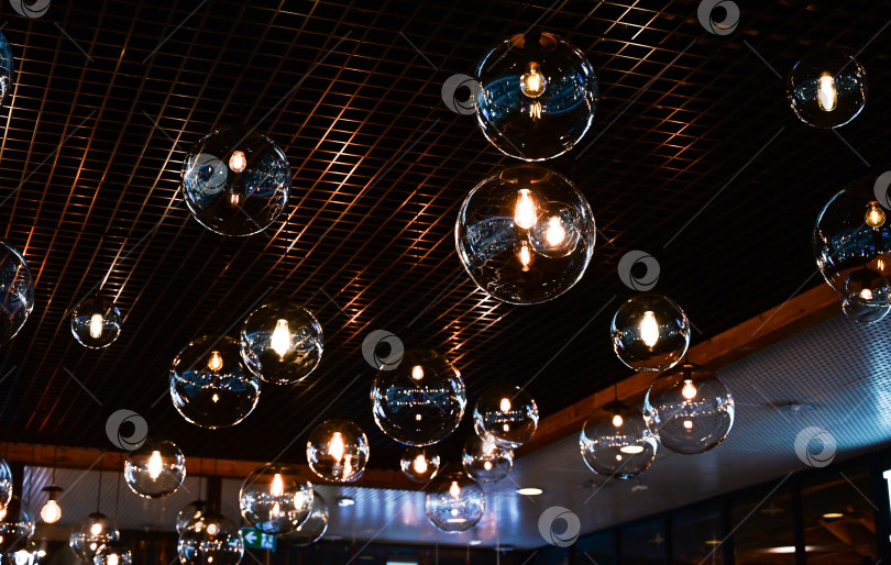Скачать Круглые ледяные светильники в интерьере современного ресторана. фотосток Ozero
