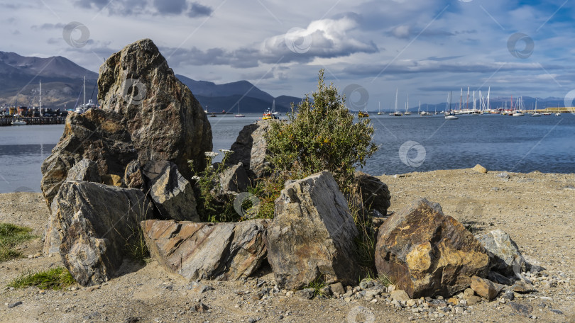 Скачать Живописные валуны на берегу залива. фотосток Ozero