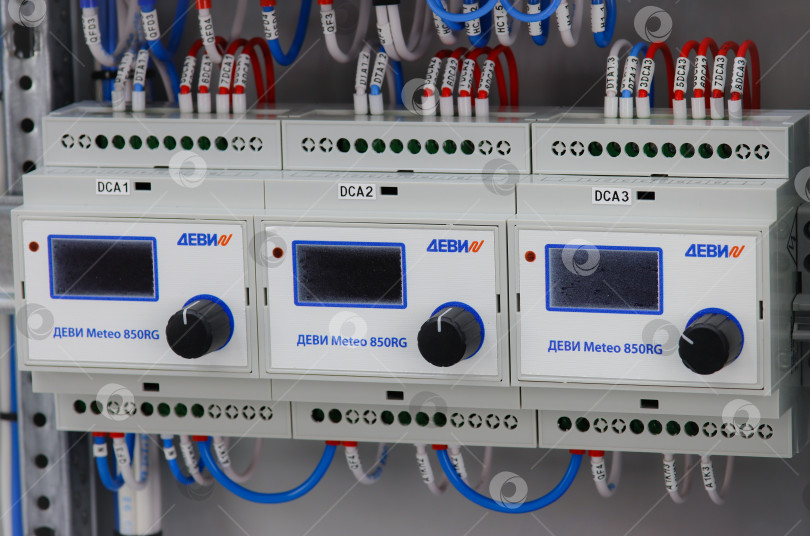 Скачать Электронные регуляторы температуры для контроля изоляции здания установлены в электрическом распределительном щите. фотосток Ozero