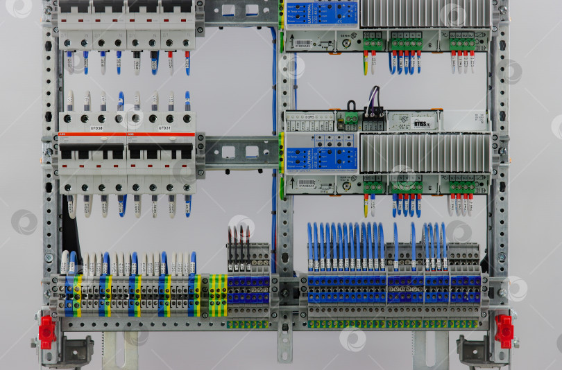 Скачать Модуль затемнения света Lutron, установленный в электрическом распределительном щите. фотосток Ozero