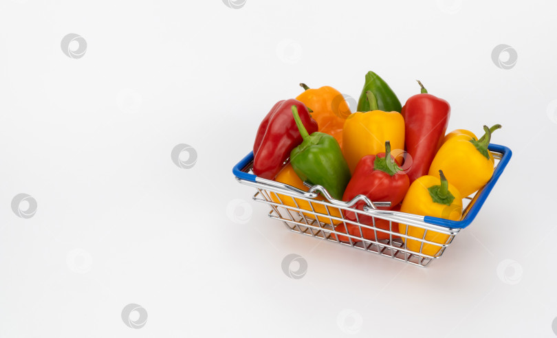 Скачать миниатюрная продуктовая тележка, наполненная разноцветными перцами. корзинка из супермаркета с паприкой. концепция продажи продуктов и изменения цен на овощи. Мини-болгарский перец. фотосток Ozero