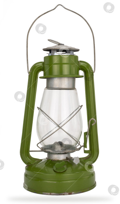 Скачать старая керосиновая лампа на белом фоне. старинный железный фонарь со стеклянной колбой. раритетная лампа под названием "летучая мышь". фотосток Ozero