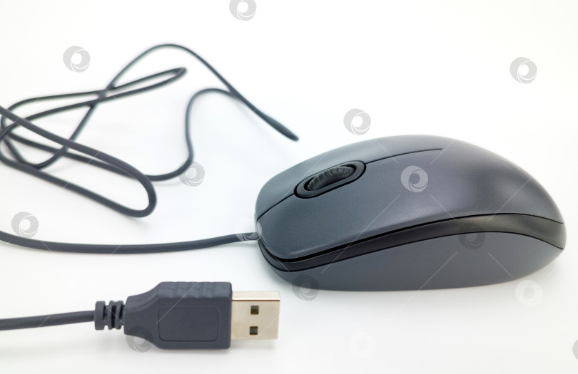 Скачать компьютерная мышь на белом фоне. избирательный фокус. USB-соединение фотосток Ozero