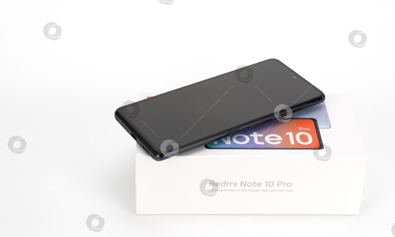 Скачать Россия, Красноярск, октябрь 2021 года: смартфон xiaomi redmi note 10 pro. в коробке лежит новый сотовый телефон с камерой. фотосток Ozero