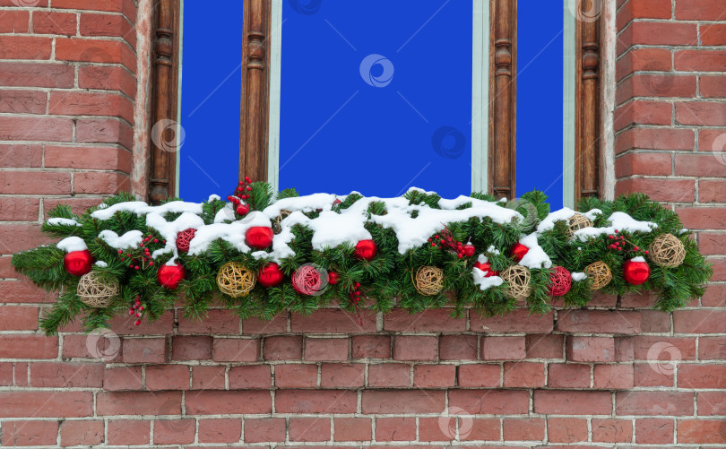 Скачать окно в кирпичной стене с рождественским украшением. макет для вставки изображения или текста фотосток Ozero
