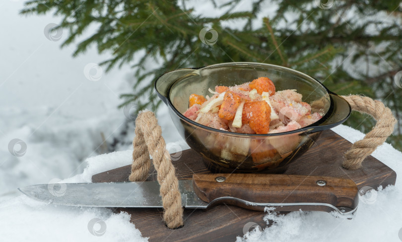 Скачать вкусное блюдо из замороженной рыбы. тарелка с едой на фоне рождественской елки. фотосток Ozero