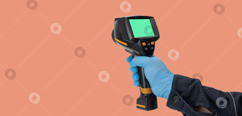 Скачать мужчина в резиновых перчатках держит термографическую камеру. устройство для контроля распределения температуры исследуемой поверхности. тепловизор в руке. Инфракрасная термография фотосток Ozero