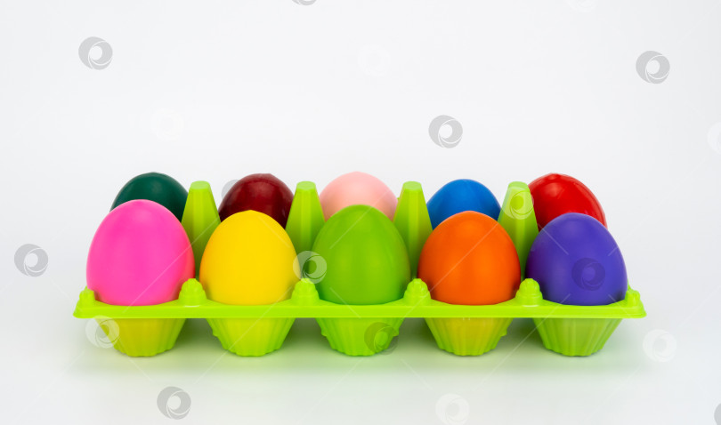 Скачать разноцветные яйца в упаковке. белый фон для пасхальных концепций с пространством для текста. яйца ручной росписи для празднования Пасхи. фотосток Ozero