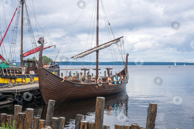 Скачать современные копии старинных парусников пришвартованы на пирсе у берега Онежского озера фотосток Ozero
