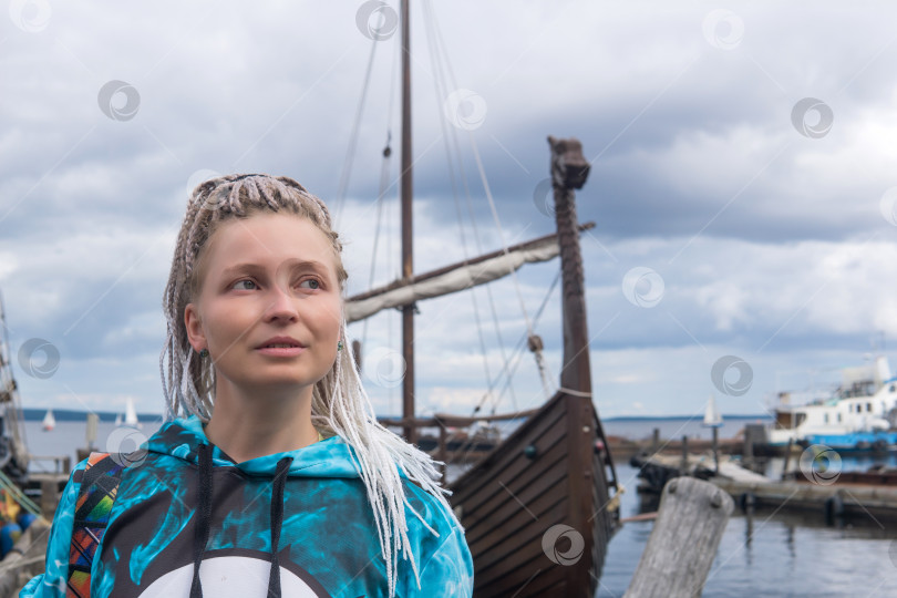 Скачать туристка сошла на берег после плавания на современной копии древнего корабля викингов фотосток Ozero