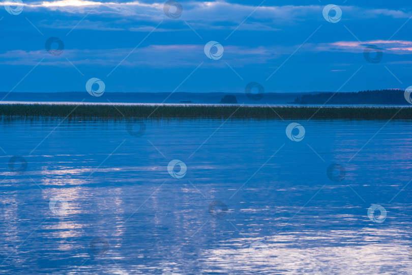 Скачать природный ландшафт, белая ночь над широким северным озером фотосток Ozero