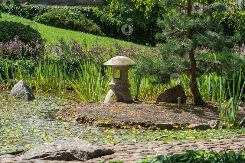 Скачать каменный фонарь на маленьком островке посреди пруда в японском саду фотосток Ozero