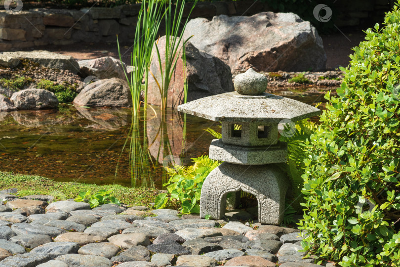 Скачать каменный фонарь на берегу пруда в японском саду фотосток Ozero