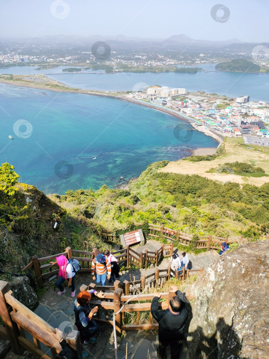 Скачать Подъем в гору, спуск к морскому заливу. фотосток Ozero