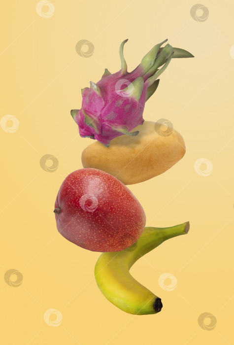 Скачать экзотические фрукты, летящие на желтом фоне фотосток Ozero