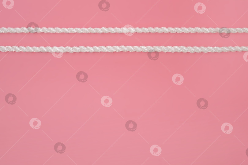 Скачать Белая шелковая веревка, выделенная на розовом фоне фотосток Ozero