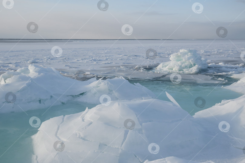 Скачать Лед во время морского прилива. фотосток Ozero