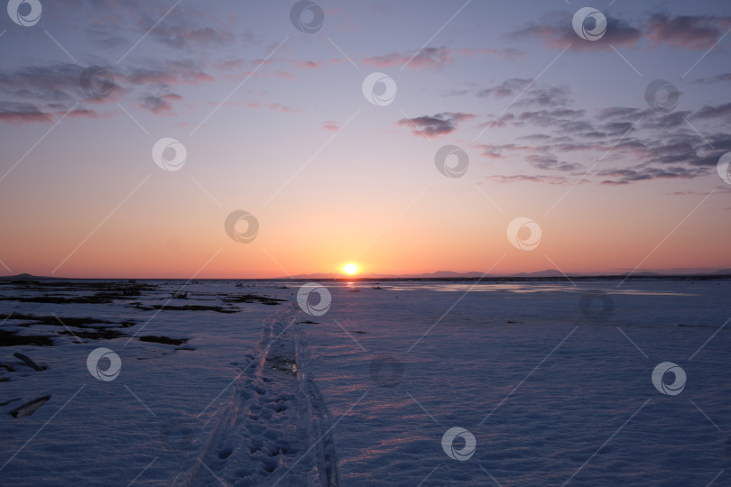 Скачать След от снегохода на закате.. фотосток Ozero