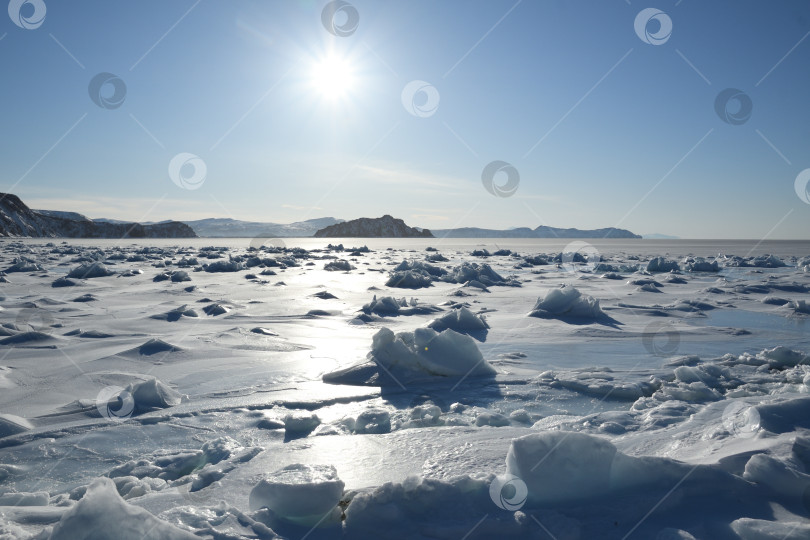 Скачать Солнечный зимний день над морем. фотосток Ozero