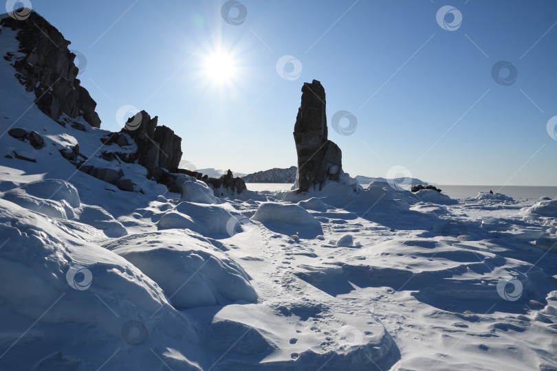 Скачать Следы на заснеженном берегу. фотосток Ozero