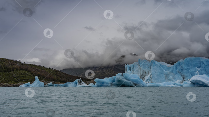 Скачать Удивительный голубой ледник в бирюзовом озере. фотосток Ozero