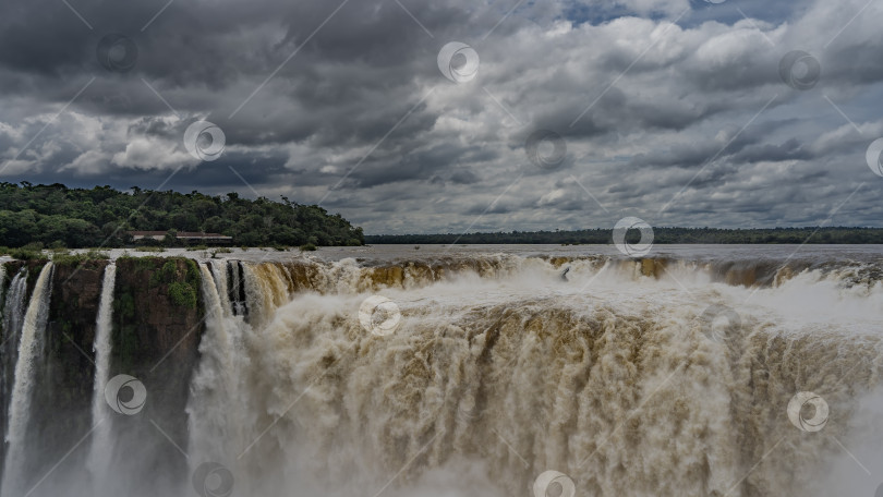 Скачать Знаменитый впечатляющий водопад "Горло дьявола". фотосток Ozero