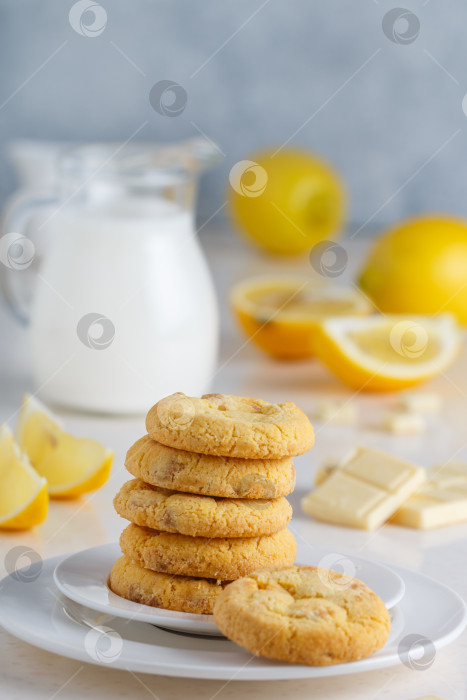 Скачать Домашнее свежеиспеченное цитрусовое печенье с лимоном и белым шоколадом. Десерт для гурманов. Избирательный фокус фотосток Ozero