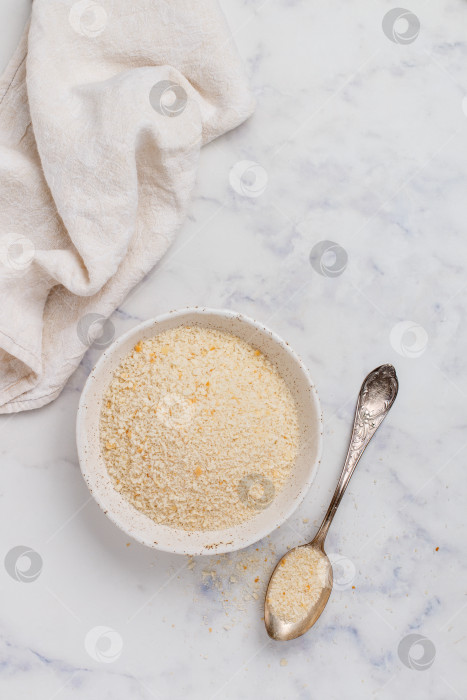 Скачать Японские хрустящие панировочные сухари Панко в белой тарелке на мраморном фоне крупным планом. Крошка для приготовления пищи . Выборочный фокус, вид сверху, пространство для копирования фотосток Ozero