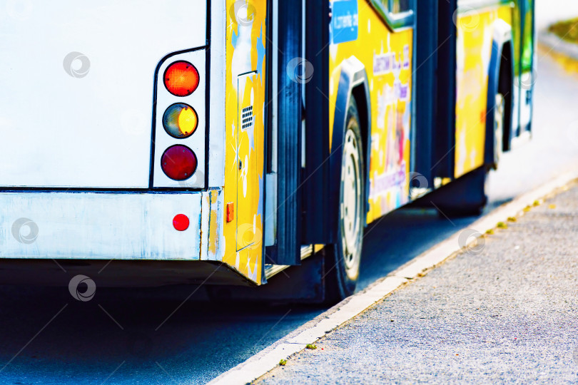 Скачать Городской автобус с открытыми дверями на автовокзале ждет пассажиров. Городской транспорт. фотосток Ozero