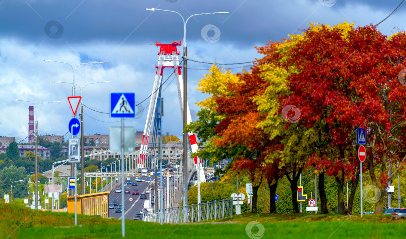 Скачать Череповец, Россия, 21 сентября 2022 года Шоссе на мосту в городе с быстро движущимися автомобилями, транспортные потоки в солнечный осенний день. Осенний городской пейзаж. фотосток Ozero