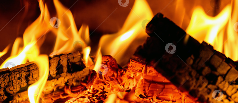 Языки пламени на горящих дровах в дровяной печи для пиццы. Фон. - Ozero -  российский фотосток