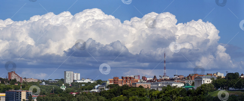 Скачать Современный городской пейзаж города Перми. Летняя панорама. 2019 год. фотосток Ozero