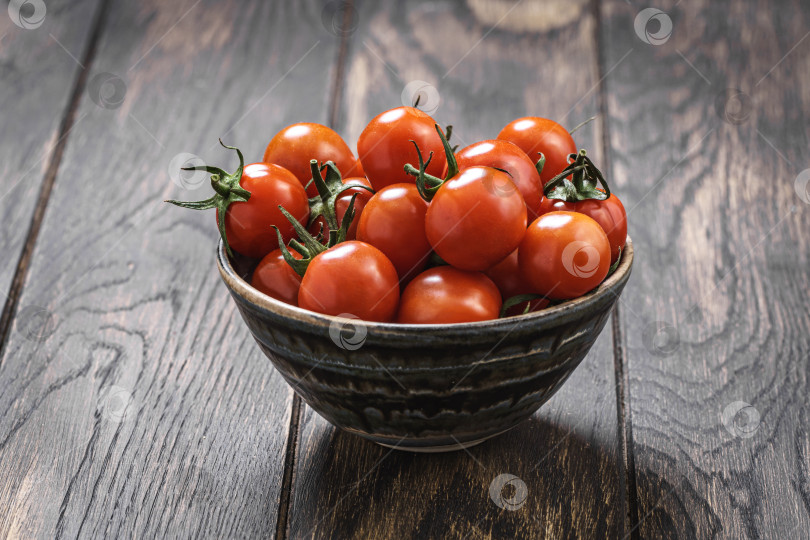 Скачать Красные помидоры черри в маленькой миске на столе фотосток Ozero