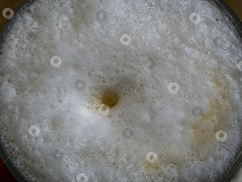 Скачать Абстрактная текстура кофейной пены. Кофейные пузырьки создают узор на поверхности напитка. фотосток Ozero