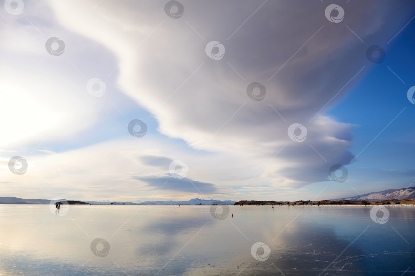 Скачать Линзовидное облако над замерзшим озером Байкал. фотосток Ozero