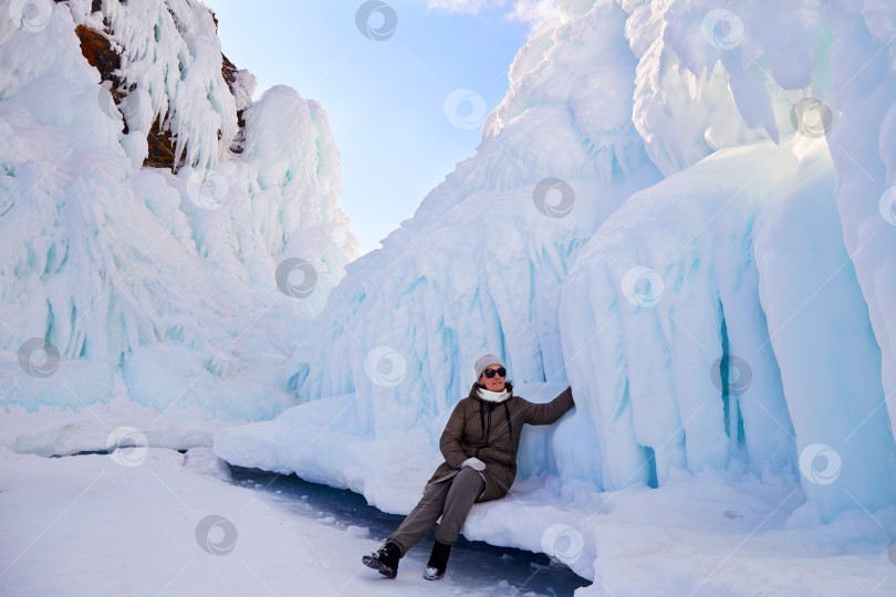 Скачать Камни в снегу и огромные сосульки. фотосток Ozero