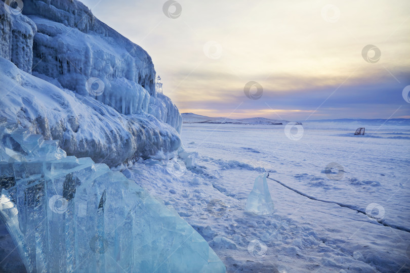 Скачать Ледяные скалы и горы у побережья острова Ольхон зимой. Замерзшее озеро Байкал. фотосток Ozero