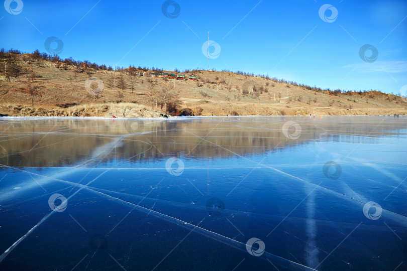 Скачать Озеро Байкал в декабре. Вид на замерзший Куркутский залив фотосток Ozero