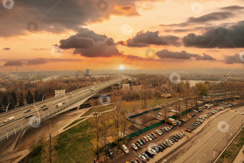 Скачать Красивый вечерний вид в сторону Москвы-реки из окна фотосток Ozero