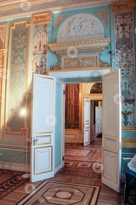 Скачать Дверь в спальню Гатчинского дворца. фотосток Ozero