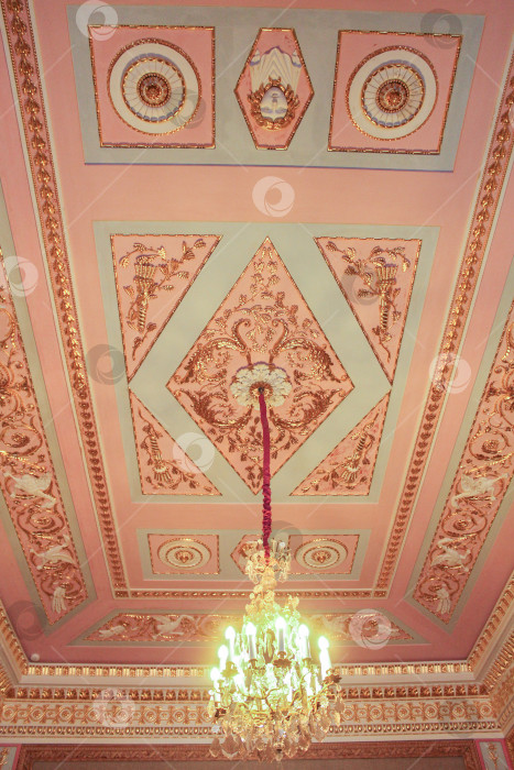 Скачать Потолок в гостиной малинового цвета. фотосток Ozero