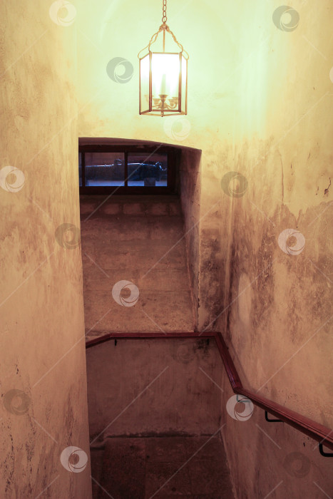 Скачать Лампа на лестнице в подземелье. фотосток Ozero