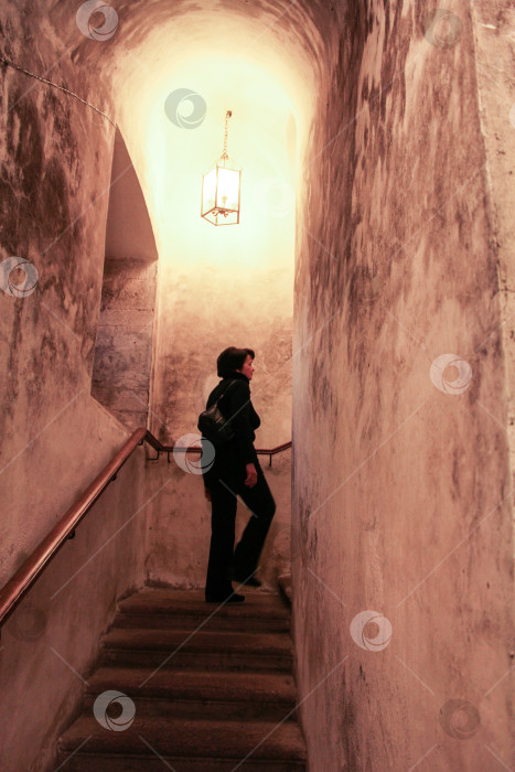Скачать Посетитель на ступенях подземелья. фотосток Ozero